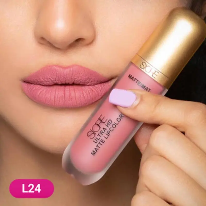 رژ لب مایع مات الترا اچ دی سیوره شماره L24 با بافت مخملی سبک 2 رژ لب مایع مات الترا اچ دی سیوره شماره L24 روی لب مدل آرایش لب